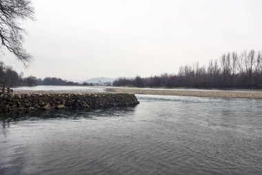 Kasvetli bir kış gününde Drina Nehri manzarası. Popüler TV dizileri burada çekiliyor..