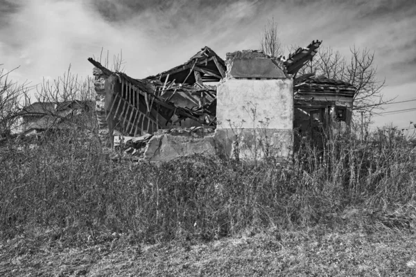 Uma Velha Casa Arruinada Que Desmoronou — Fotografia de Stock