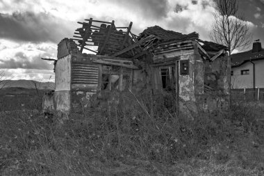 Harap eski bir harap ev çöktü.