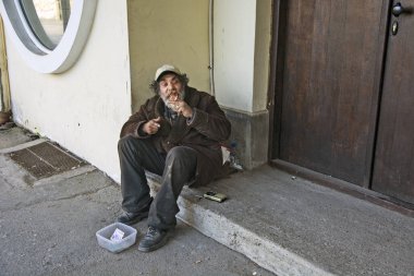 Zrenjanin, Sırbistan, 12 Nisan 2018. Sokakta vakit geçiren bir dilenci. Birinin ona para vermesini bekliyor..