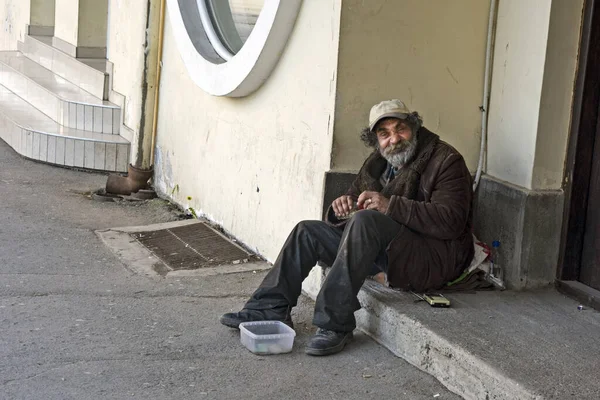 Zrenjanin, Sırbistan, 12 Nisan 2018. Sokakta vakit geçiren bir dilenci. Birinin ona para vermesini bekliyor..