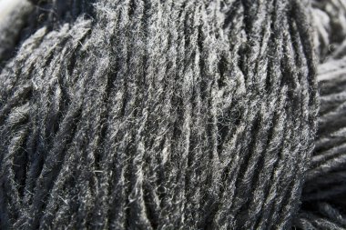 Kış süveterinde çiçek şeklinde güzel bir süs..