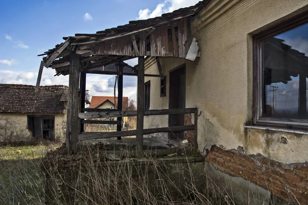 因倒塌而倒塌的旧房子的废墟 — 图库照片