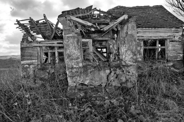 Ruínas Uma Antiga Casa Que Entrou Colapso Devido Deterioração — Fotografia de Stock