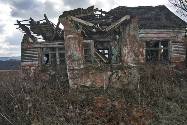 Ruínas Uma Antiga Casa Que Entrou Colapso Devido Deterioração — Fotografia de Stock