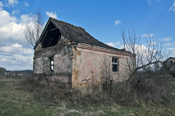 Bozulma Nedeniyle Çöken Eski Bir Evin Kalıntıları — Stok fotoğraf