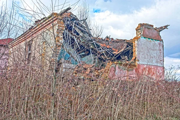 Ruínas Uma Antiga Casa Que Entrou Colapso Devido Deterioração — Fotografia de Stock