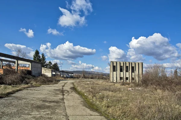 在Loznica镇的塞尔维亚被毁的粘胶工厂 南斯拉夫曾经是一个领导者和强大的工厂 现在已经完全崩溃了 — 图库照片