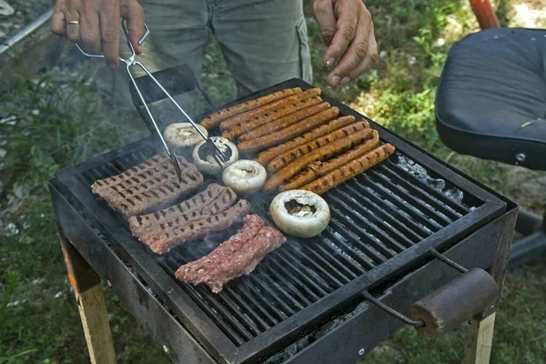 Zubereitung Von Grillfleisch Beim Picknick Der Natur Das Fleisch Wird — Stockfoto