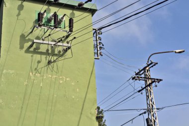 Çok sayıda eve elektrik sağlayan büyük bir şube..