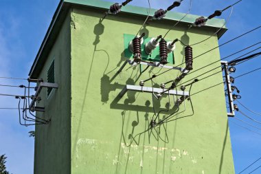 Çok sayıda eve elektrik sağlayan büyük bir şube..