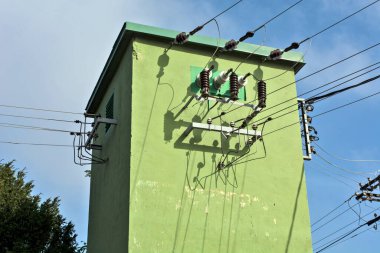 Çok sayıda eve elektrik sağlayan büyük bir şube..