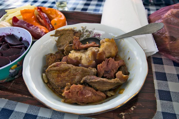 Auf Dem Tisch Steht Fleisch Das Einem Teller Gekocht Und — Stockfoto