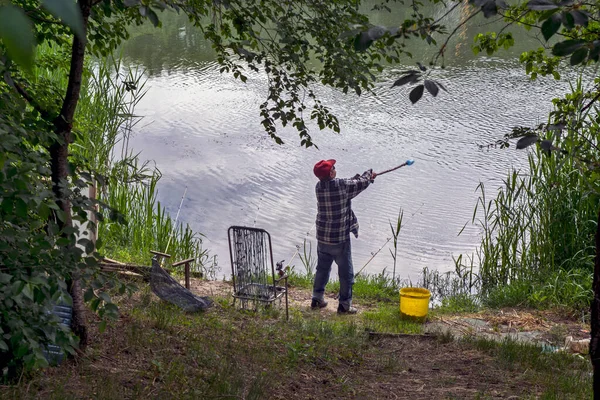 Ein Hobby Sportfischer Versucht Lebensmittel Weit Wie Möglich Vom Ufer — Stockfoto