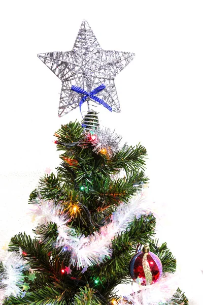 Fehér alapon (mesterséges) karácsonyfa. — Stock Fotó