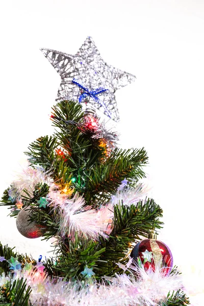 Árvore de Natal (artificial) em um fundo branco . — Fotografia de Stock
