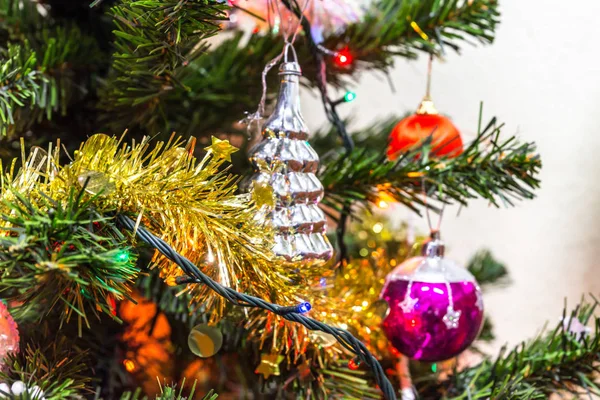 Рождественская елка (искусственное дерево) на белом фоне . — стоковое фото