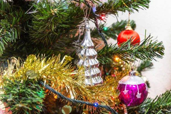 Fehér alapon (mesterséges) karácsonyfa. — Stock Fotó