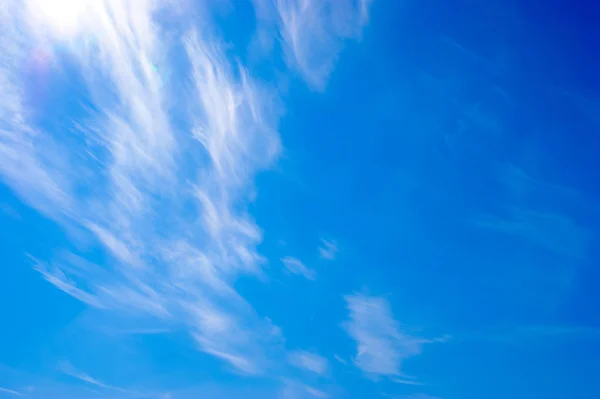 Himlen med cirrusmoln. Stockbild