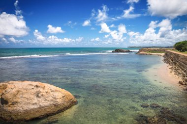 Hint Okyanusu. Kıyı kayalar.