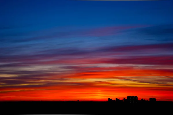 Der Sonnenuntergang mit Stadtsilluette. — Stockfoto
