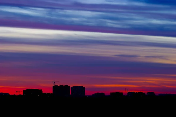 O pôr-do-sol com siluette da cidade . — Fotografia de Stock