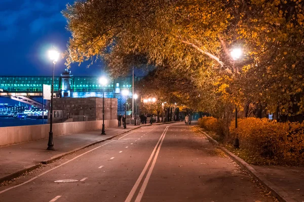 Sonbahar Merkezi Kültür Park ve dinlenme. Moskova.