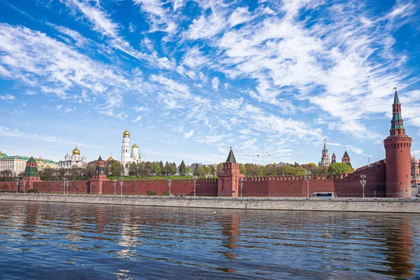 El Día de la Victoria. El Kremlin. Vista desde el terraplén de la —  Fotos de Stock