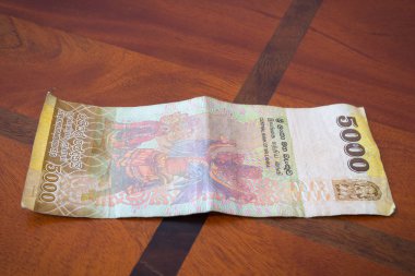 Beş bin rupi.