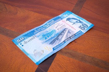 Masanın üzerinde elli rupi.