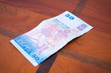 Masanın üzerinde elli rupi.