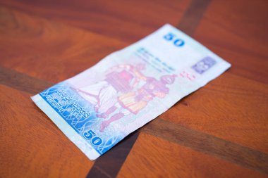 Masanın üzerinde elli rupi.