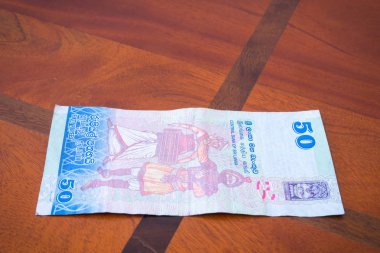 Masanın üzerinde elli rupi.