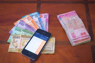 Telefon (hesap makinesi) ve Sri Lanka'nın para.