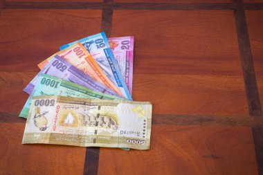 Rupisi. Kağıt ahşap masa üzerinde bir hayranı gibi katlanır.