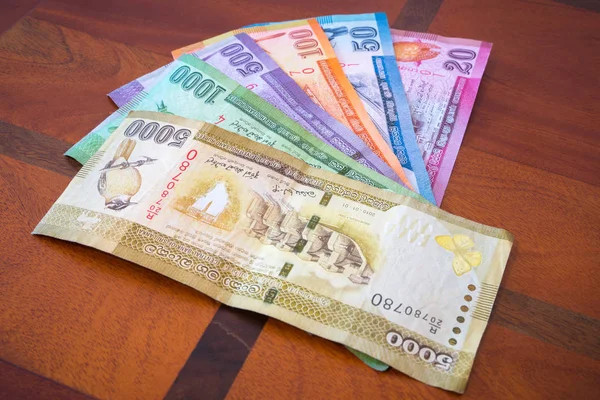 Рупія. Банкноти складеними віялом на дерев'яний стіл. — стокове фото