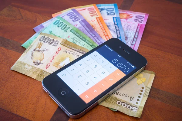 Telefone (calculadora) e dinheiro do Sri Lanka . — Fotografia de Stock