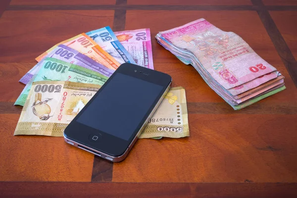 Telefone (calculadora) e dinheiro do Sri Lanka . — Fotografia de Stock