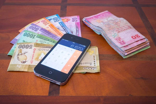 Telefon (hesap makinesi) ve Sri Lanka'nın para.