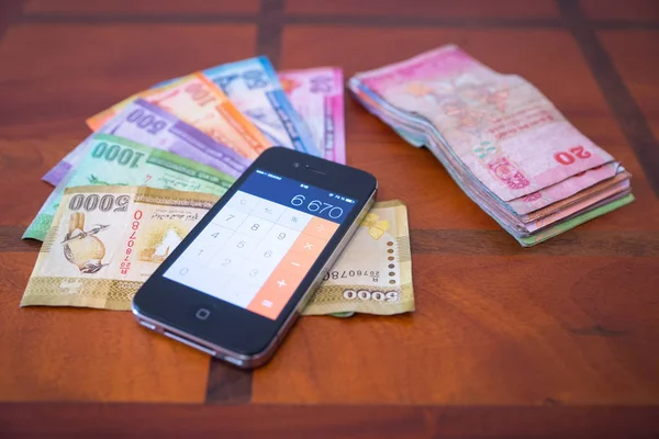 Telefon (hesap makinesi) ve Sri Lanka'nın para.