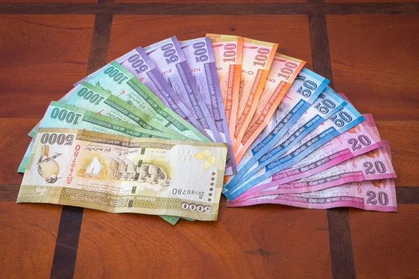 Rupia. Le banconote sono piegate come un ventilatore sul tavolo di legno . — Foto Stock