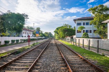 Demiryolu ortasında küçük bir kasaba.