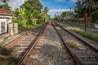 Demiryolu ortasında küçük bir kasaba.