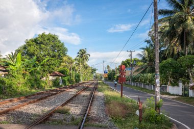 Demiryolu ortasında küçük bir kasaba.