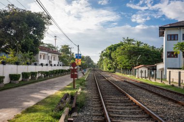 Demiryolu ortasında küçük bir kasaba.