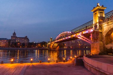 Moskova Nehri çıkabilir. Akşam Andreevsky Köprüsü