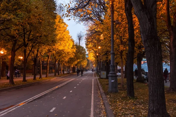 O Embankment do rio Moscou no Outono . — Fotografia de Stock