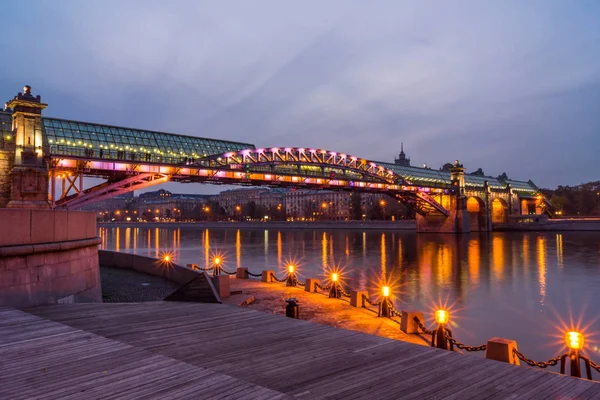 Nabrzeże rzeki Moskwy. Andreevsky most wieczorem — Zdjęcie stockowe