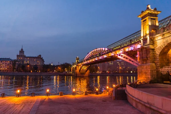 Embankment of the Moscow river. Andreevsky Bridge in the evening — Stock Photo, Image