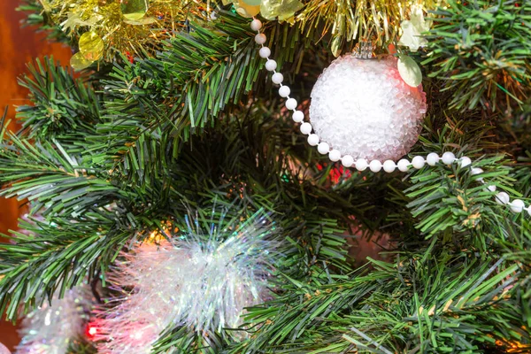 Albero di Natale (artificiale) su sfondo marrone . — Foto Stock